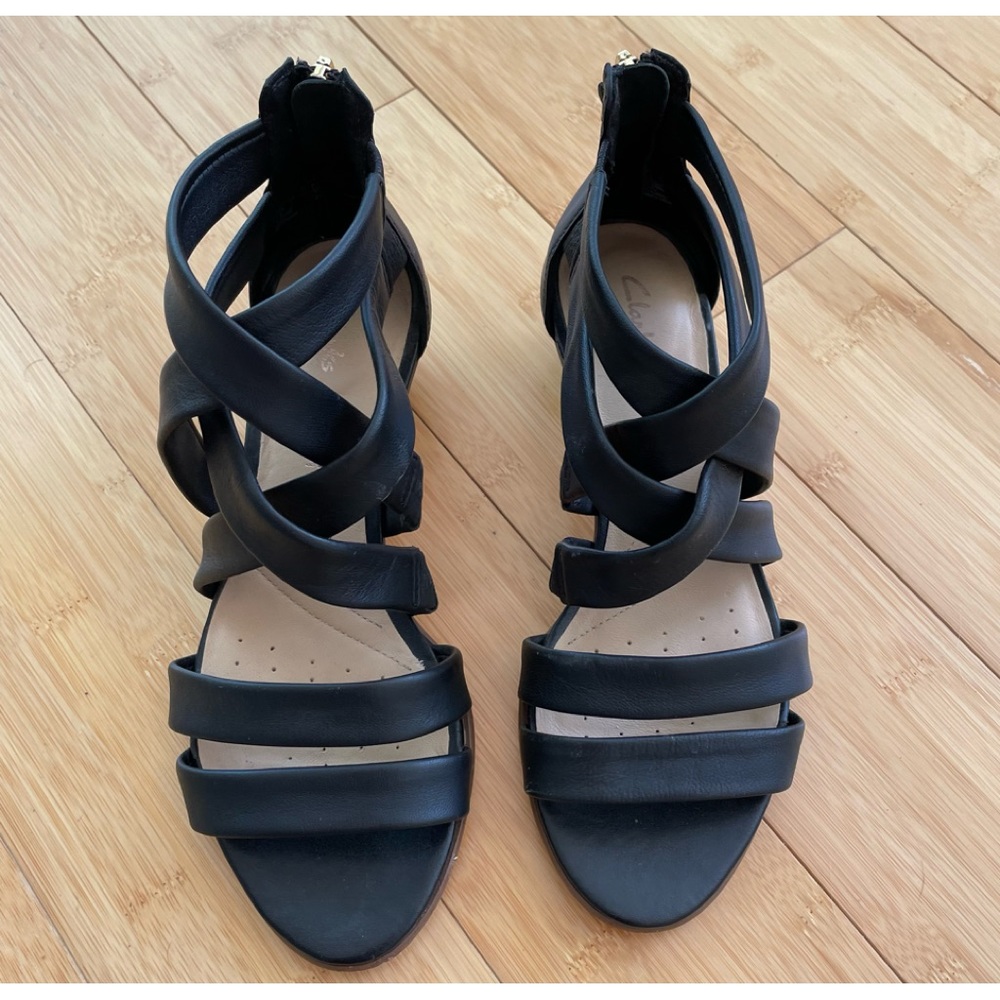 Clarks Cushion Plus  Strappy Black Leather Low Kitten Heel Sandals Size 7
